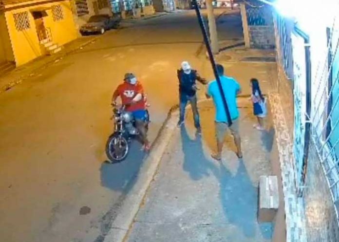 PADRES Padre sufre asalto frente a su pequeña hija en Ecuador