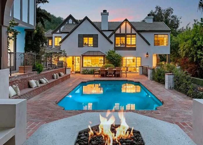 Primera mansión de Rihanna es vendida por millones de dólares