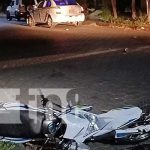 Motociclistas lesionados al ser impactado por un taxi en Managua Foto: Motociclista graves al ser impactado por un taxi en la cercanía de Clínica Don Bosco en Managua, las autoridades realizan las investigación / TN8