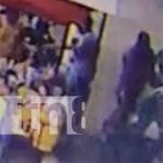 ¡Qué bárbaras! Le roban celular a una vende hot-dog en Chinandega Foto: Robo de celular a una señora que vende hot-dog en Chinandega / TN8
