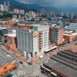 Ingeniero pierde la vida al ser alcanzado por bala perdida en Medellín Hombre es impactado por una bala perdida en Medellín