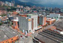 Ingeniero pierde la vida al ser alcanzado por bala perdida en Medellín Hombre es impactado por una bala perdida en Medellín