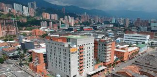 Hombre es impactado por una bala perdida en Medellín