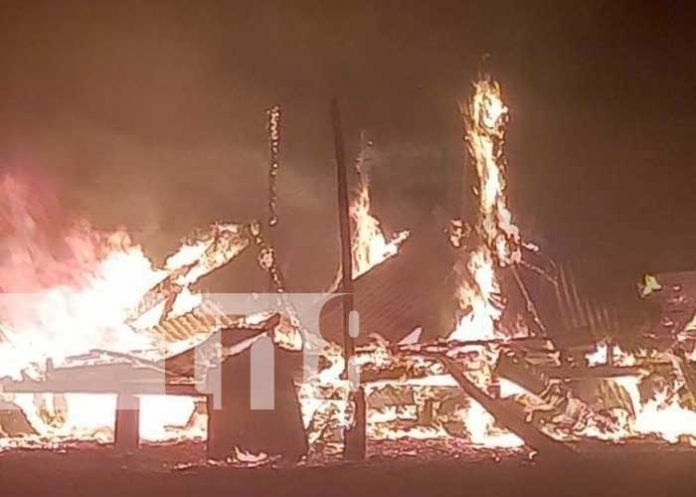 bil-inf-2 Foto: Incendio en una vivienda de un barrio en Bilwi / TN8