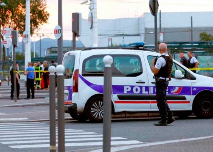 carro2 Conmoción en Francia por salvaje violación con escoba
