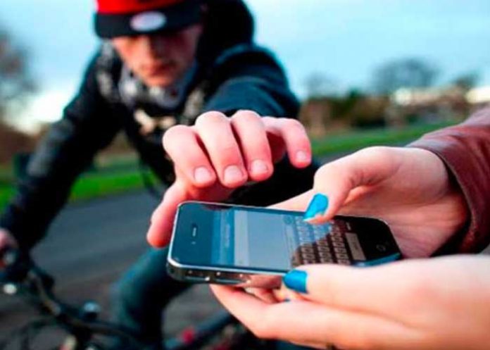 Padre da golpiza a ladrón que atacó a su hija 