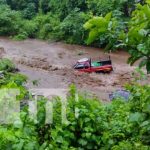 ¡Canteada! Corriente arrastra camioneta en una comunidad de Masatepe (VIDEO) Foto: Corriente arrastra una camioneta en Masatepe / TN8