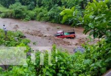 Foto: Corriente arrastra una camioneta en Masatepe / TN8