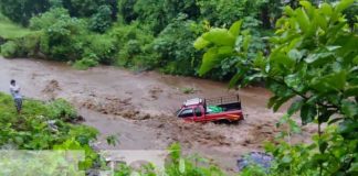 Foto: Corriente arrastra una camioneta en Masatepe / TN8
