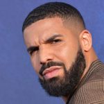 Drake detiene ataque de un fan que le lanzó un libro en la cara Foto: Drake fue atacado por un fan que le lanzó un libro en la cara durante la presentación que el cantante ofreció en San Francisco