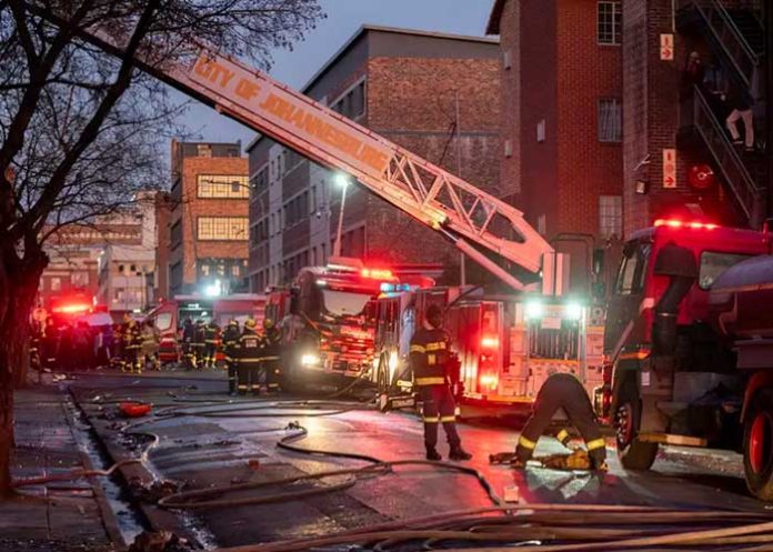 Incendio de edificio en Sudáfrica deja al menos 73 muertos