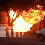 ¡Fuego! Vehículo en llamas causa pavor en un taller de Bilwi (VIDEO) Foto: Incendio en un vehículo en un taller de Bilwi / TN8