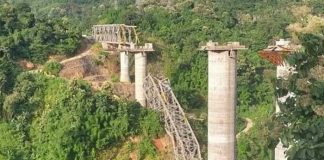 Muertos en India al derrumbarse un puente ferroviario 