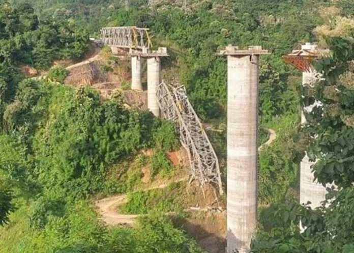 Muertos en India al derrumbarse un puente ferroviario 