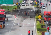 Avión se estrella y deja al menos 10 muertos en Malasia