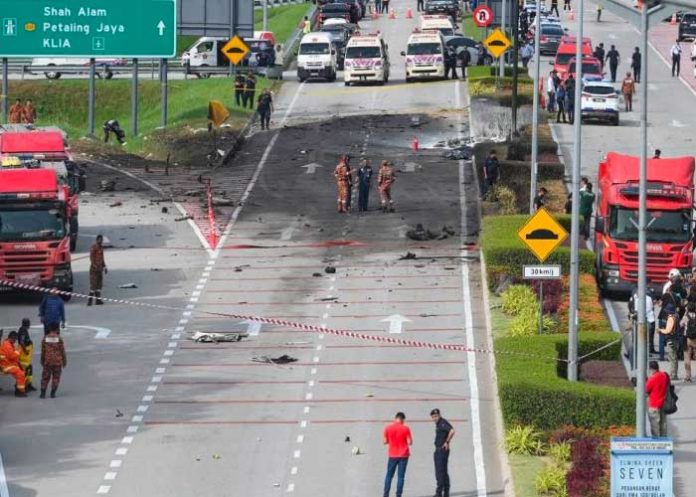 Avión se estrella y deja al menos 10 muertos en Malasia