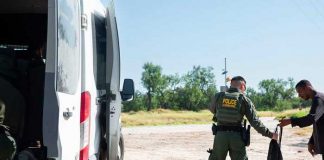 Rescatan en México a migrantes que viajaban en un tráiler