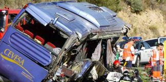 7 muertos y 13 heridos tras volcar un bus en México