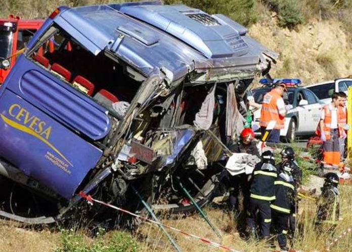 7 muertos y 13 heridos tras volcar un bus en México