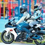 «Si no me llevan así no quiero nada» Pasea a su novia recostada frente a él Motociclista paseaba con su novia de una forma inusual