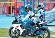 «Si no me llevan así no quiero nada» Pasea a su novia recostada frente a él Motociclista paseaba con su novia de una forma inusual
