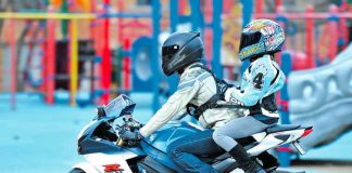 Motociclista paseaba con su novia de una forma inusual