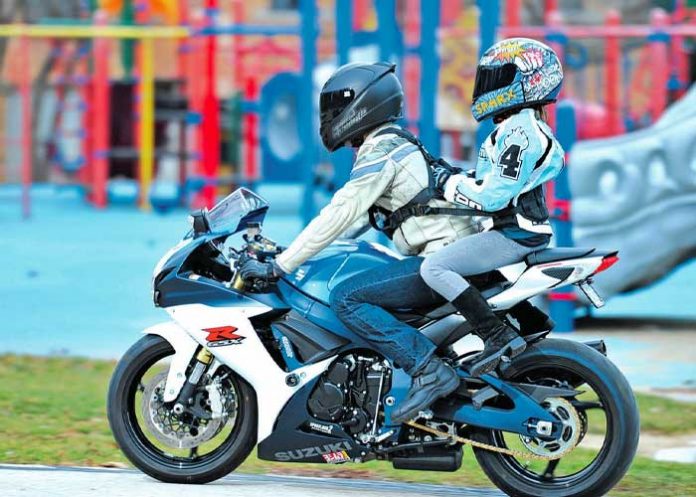 Motociclista paseaba con su novia de una forma inusual