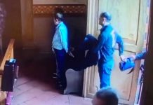 Ya no hay respeto: Descarados ladrones le roban a abuelita durante una misa en México