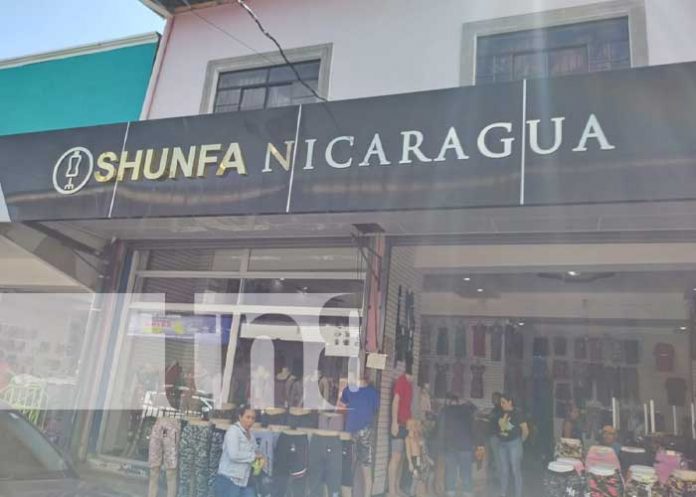 Foto: Negocios chinos en el Mercado Oriental / TN8