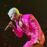 Critican a Christian Chávez por traje de charro rosa en concierto de RBD