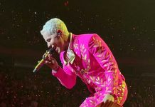 Critican a Christian Chávez por traje de charro rosa en concierto de RBD