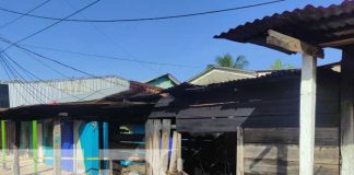 Foto: Voraz incendio deja al menos 3 tramos en cenizas en mercado de Bilwi / cortesía
