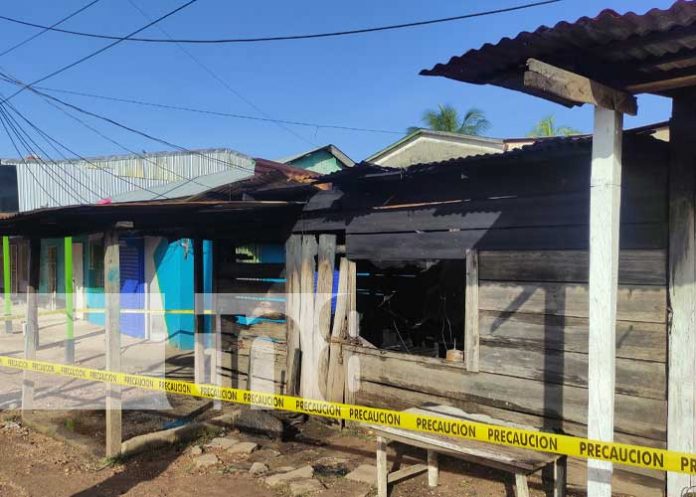 Foto: Voraz incendio deja al menos 3 tramos en cenizas en mercado de Bilwi / cortesía