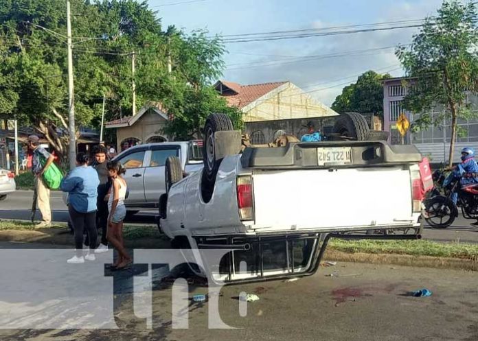 1 Foto: Conductor de camioneta evita a motociclista y termina volcado en Managua /TN8