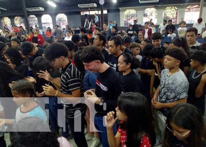 1 Foto: Jóvenes de iglesias cristianas celebran la biblia en encuentro donde se humillan ante Dios / TN8