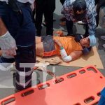 Un auto impacta a un motociclista y este atropella a una señora en Managua Foto: Un auto impacta a un motociclista y este atropella a una señora en Managua/TN8