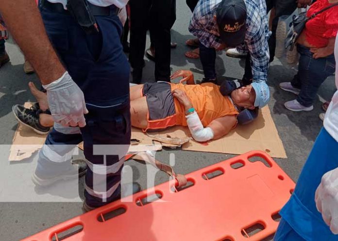 1 Foto: Un auto impacta a un motociclista y este atropella a una señora en Managua/TN8