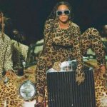 Foto: Bailarines protegen a Beyoncé de una fans que intento tirarle un objeto/ Cortesía