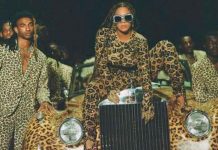 Bailarines protegen a Beyoncé de una fans que intento tirarle un objeto Foto: Bailarines protegen a Beyoncé de una fans que intento tirarle un objeto/ Cortesía