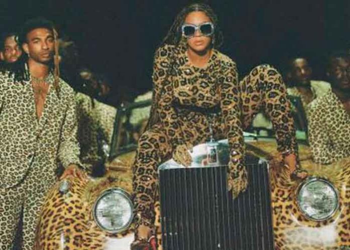 1 Foto: Bailarines protegen a Beyoncé de una fans que intento tirarle un objeto/ Cortesía