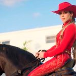 Shakira se lleva entre las «patas» al exsuegro con el boom «El Jefe» Shakira se lleva entre las "patas" al exsuegro con el boom "El Jefe"