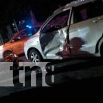 Motociclista y acompañante al borde de la muerte tras impactar un auto en Managua Motociclista y acompañante al borde de la muerte tras impactar un auto en Managua