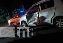 Motociclista y acompañante al borde de la muerte tras impactar un auto en Managua Motociclista y acompañante al borde de la muerte tras impactar un auto en Managua