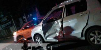 Motociclista y acompañante al borde de la muerte tras impactar un auto en Managua