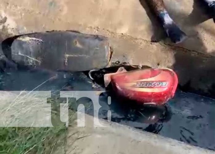 1 Foto: ¡Inconsciente y golpeado! Joven en moto cae al fondo de un cauce en Nindirí / TN8