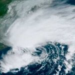 Tormenta Ophelia entra con fuerza a Estados Unidos