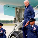 ¿Joe Biden en las últimas? Se le aflojan las "canillas" al bajar del avión