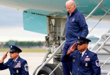 ¿Joe Biden en las últimas? Se le aflojan las "canillas" al bajar del avión