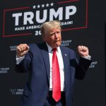 ¡Trump en el escenario! La «loca» canción en ‘Espanglish’ La "loca" canción en 'Espanglish'