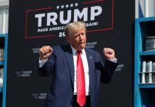 ¡Trump en el escenario! La «loca» canción en ‘Espanglish’ La "loca" canción en 'Espanglish'